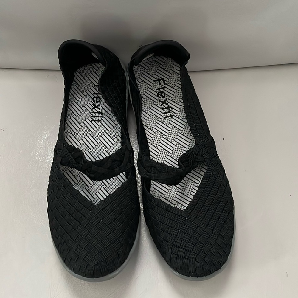 BN Flexfit shoes. size 39. Fit like a 8.5.